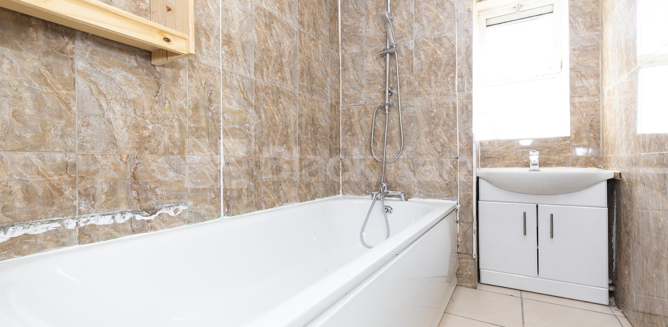 			4 BED PLUS LOUNGE, 4 Bedroom, 1 bath, 1 reception Apartment			 Windsor Street, ANGEL - ESSEX ROAD